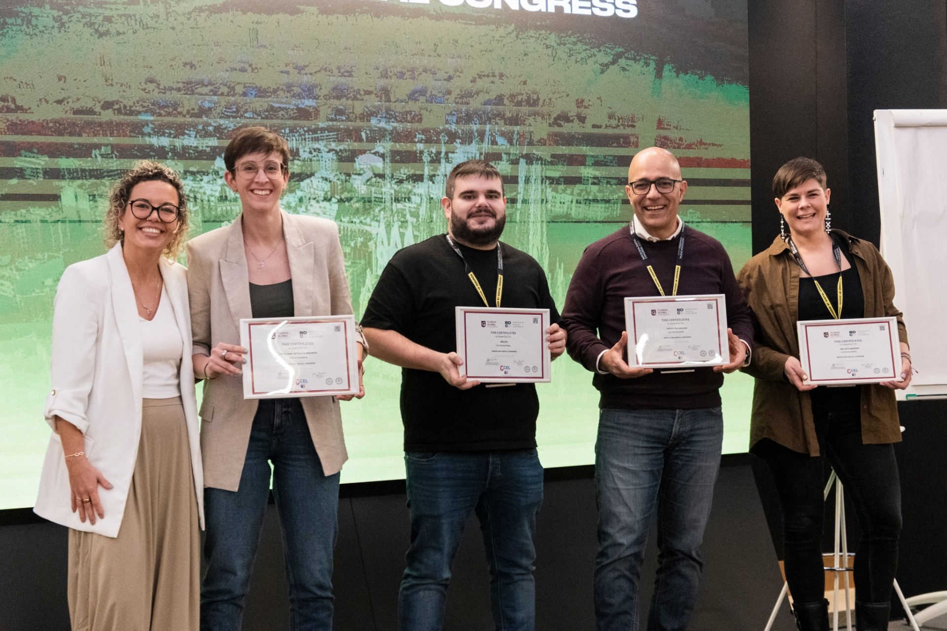 Ponentes en el escenario con sus diplomas
