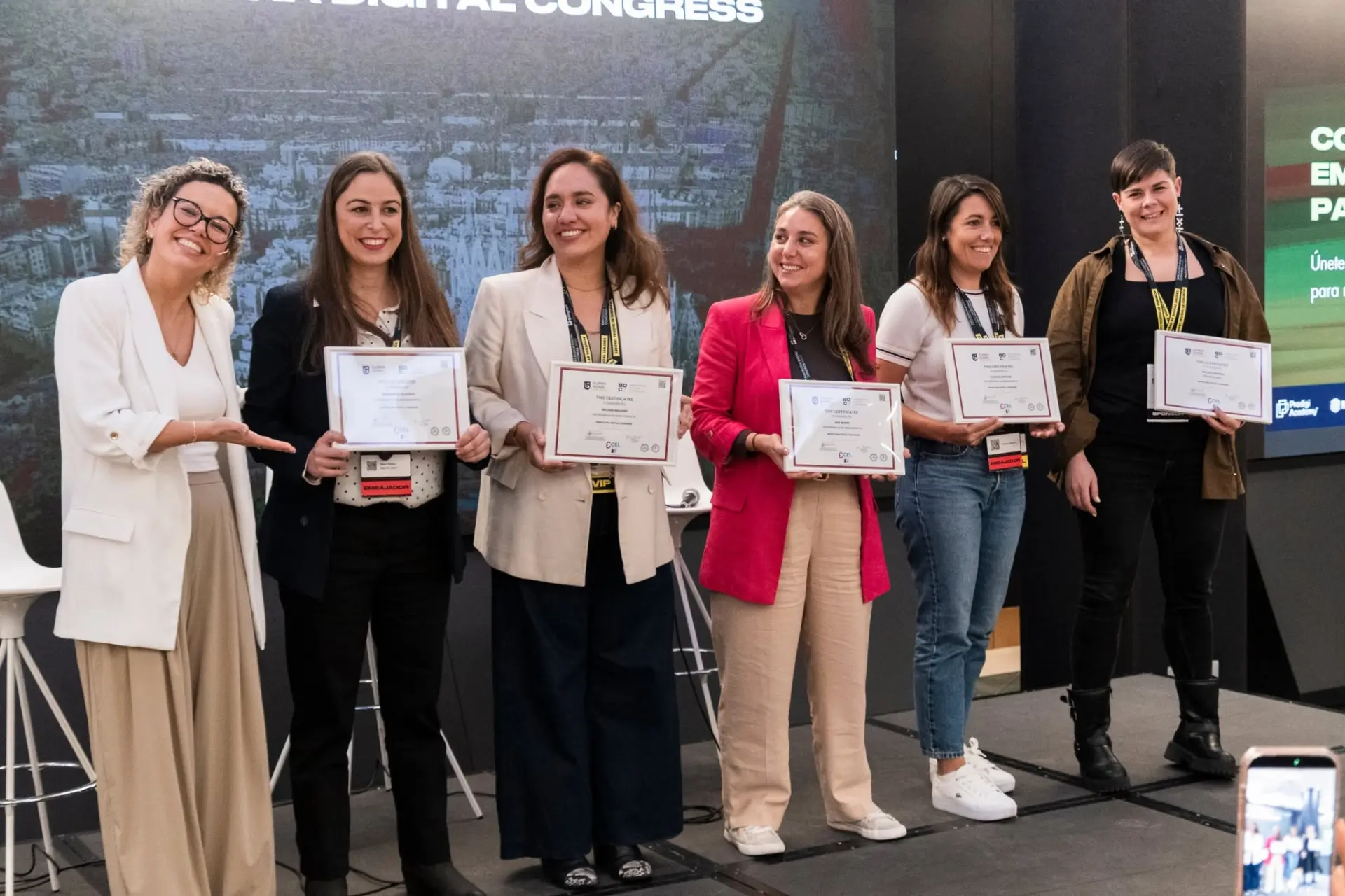 Embajadoras del BDC en el escenario con sus certificados