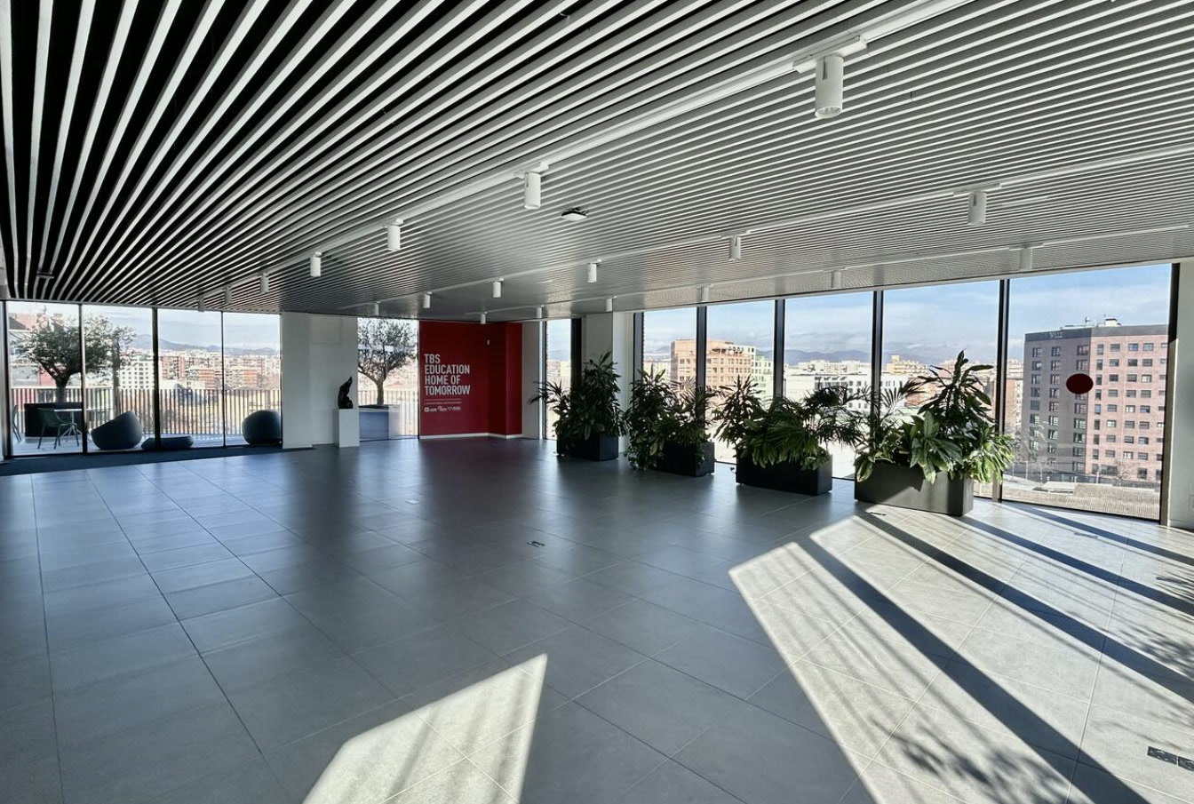 Espacio dedicado a stands y networking en la nueva sede